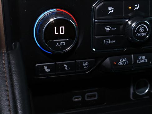 Used 2021 Chevrolet Suburban High Country image 32