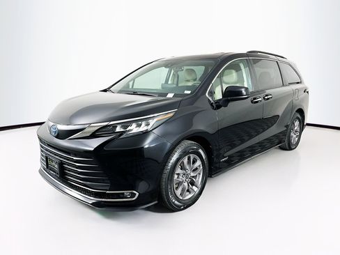 Used 2021 Toyota Sienna XLE w/ XLE Plus Package image 3