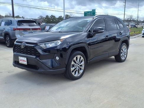 Used 2019 Toyota RAV4 XLE Premium image 9