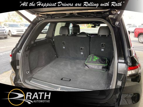 Used 2022 Jeep Grand Cherokee Overland w/ Luxury Tech Group IV AWD/4WD image 7