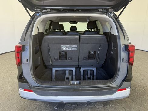 Used 2025 Kia Carnival FWD image 7