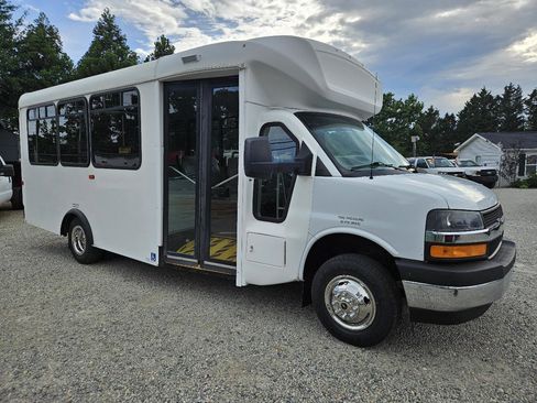 Used 2018 Chevrolet Express 4500 w/ Shuttle Bus Package RWD image 9