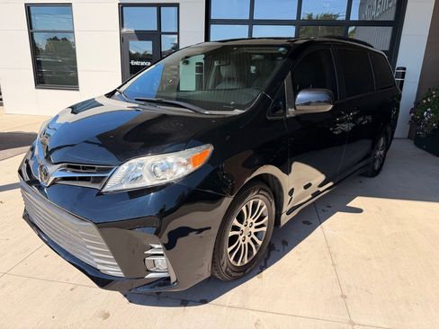 Used 2018 Toyota Sienna XLE w/ XLE Navigation Package FWD image 3