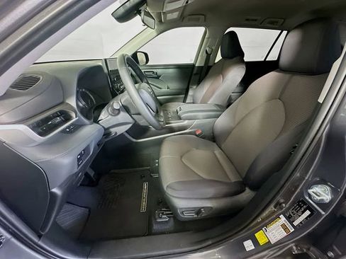 Used 2023 Toyota Highlander LE FWD image 12