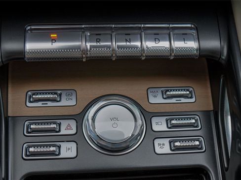 Used 2025 Lincoln Nautilus Reserve AWD/4WD image 13