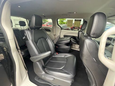 Used 2023 Chrysler Pacifica Touring-L FWD image 26
