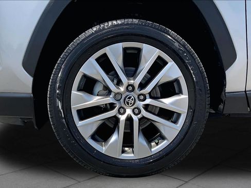 Used 2022 Toyota RAV4 XLE Premium FWD image 11
