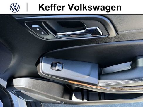 Used 2020 Chevrolet Suburban Premier AWD/4WD image 32
