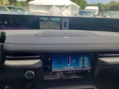New 2026 Lincoln Navigator Reserve AWD/4WD image 38