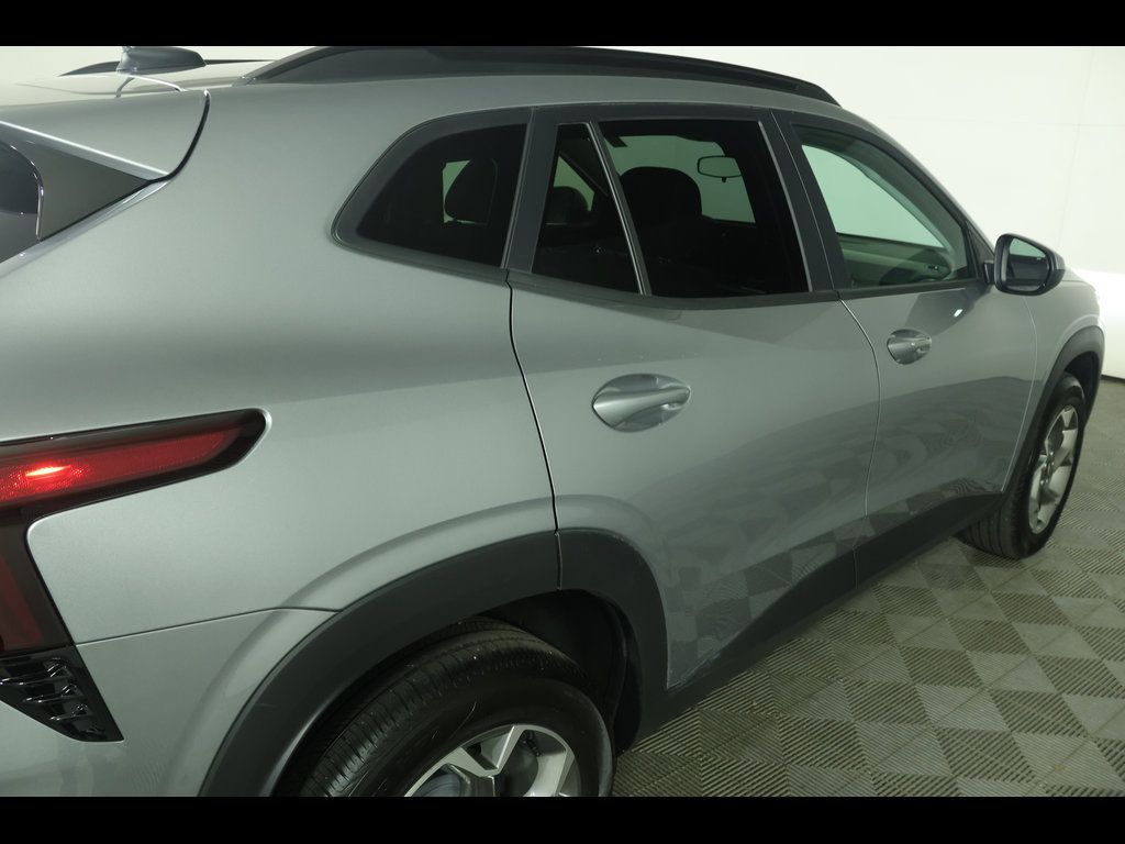 Used 2025 Chevrolet Trax LT w/ Driver Confidence Package FWD image 18