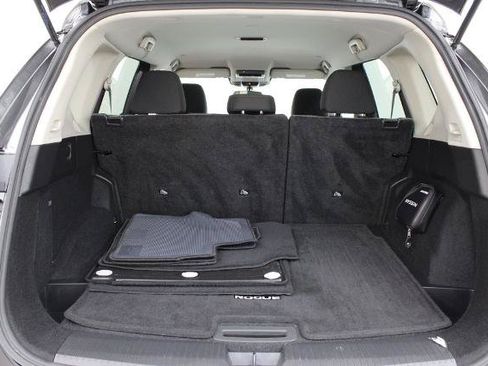 Certified 2022 Nissan Rogue SV FWD image 28