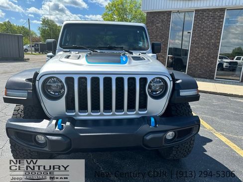 Used 2022 Jeep Wrangler Unlimited Rubicon 4xe w/ Cold Weather Group AWD/4WD image 2