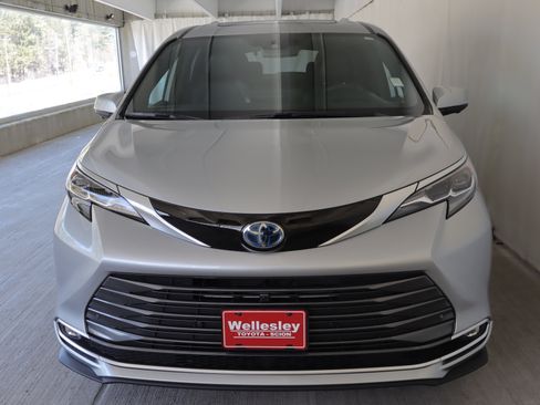 Used 2025 Toyota Sienna Platinum image 4