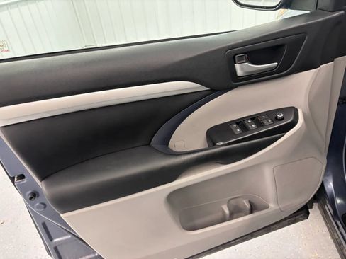 Used 2019 Toyota Highlander XLE AWD/4WD image 39