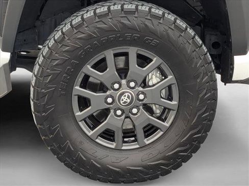 Used 2025 Toyota 4Runner SR5 AWD/4WD image 22