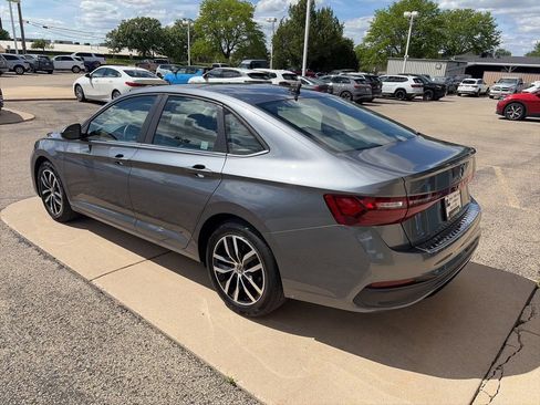 Used 2025 Volkswagen Jetta SE FWD image 8