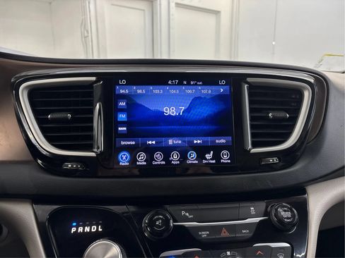 Used 2017 Chrysler Pacifica Touring-L w/ Tire & Wheel Group FWD image 40