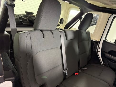 Used 2019 Jeep Wrangler Unlimited Sahara AWD/4WD image 21