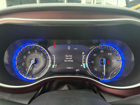 Used 2020 Chrysler Pacifica Limited w/ Tire & Wheel Group image 10