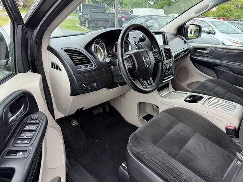 Used 2016 Dodge Grand Caravan SXT FWD image 11