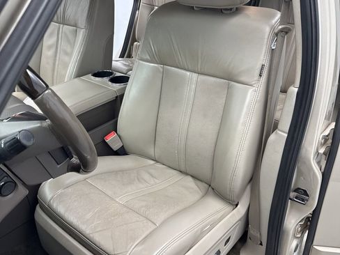 Used 2017 Lincoln Navigator Select image 10