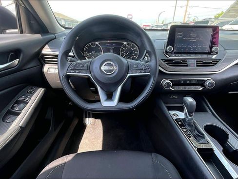 Used 2025 Nissan Altima 2.5 SV FWD image 8
