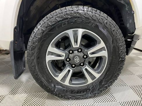 Used 2017 Toyota Tacoma TRD Sport w/ Tow Package (A/T) image 22