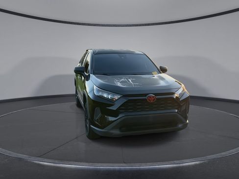 Used 2022 Toyota RAV4 LE FWD image 3