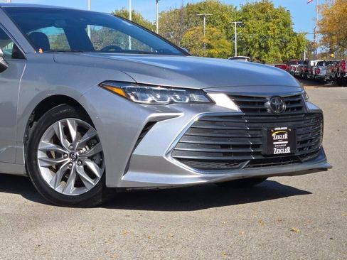 Used 2019 Toyota Avalon XLE w/ Moonroof Package image 2