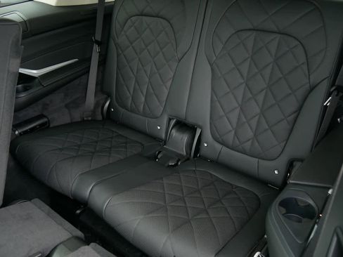 Used 2025 BMW X7 xDrive40i image 21