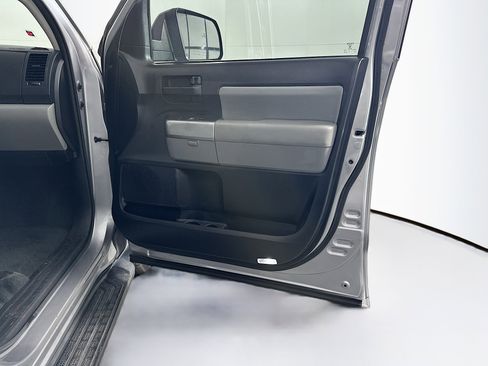 Used 2018 Toyota Sequoia SR5 w/ Carpet Cargo Mat Package image 33