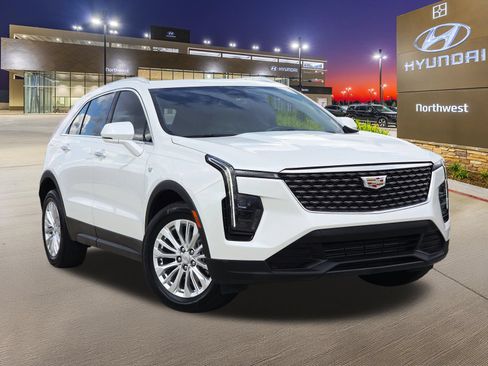 Used 2024 Cadillac XT4 Luxury w/ Cold Weather Package FWD image 3