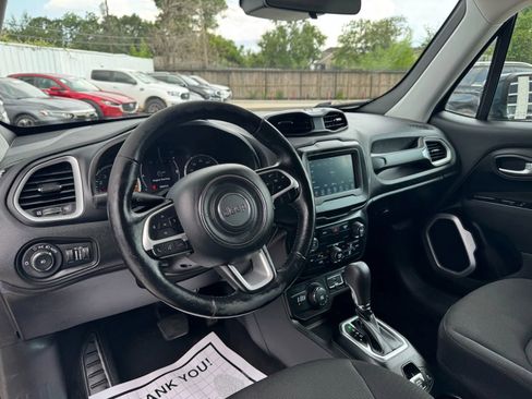 Used 2019 Jeep Renegade Latitude w/ Safety & Security Group II AWD/4WD image 3