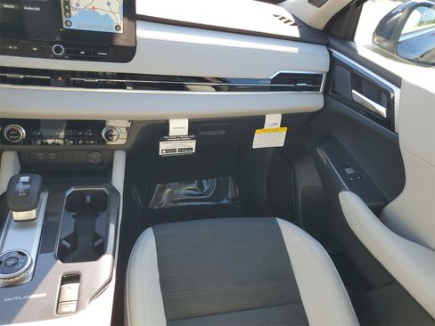 New 2025 Mitsubishi Outlander SE image 26