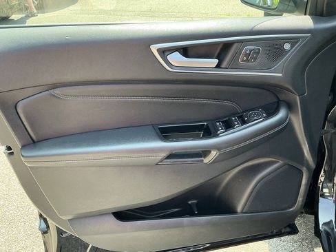 Used 2019 Ford Edge Titanium w/ Equipment Group 301A AWD/4WD image 16