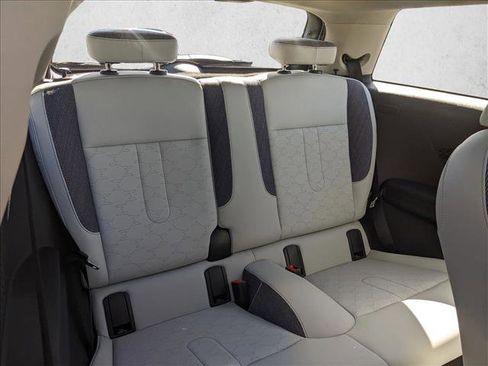 Certified 2025 MINI Cooper 2-Door Hardtop FWD image 18
