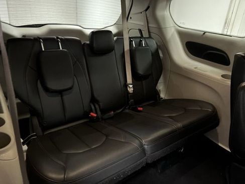 Used 2017 Chrysler Pacifica Touring-L w/ Tire & Wheel Group image 26