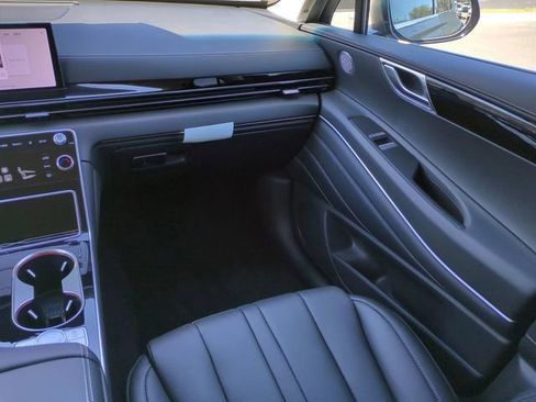 Certified 2025 Genesis GV80 2.5T Standard AWD/4WD image 15