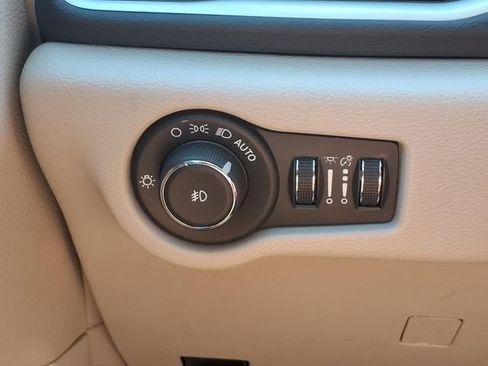 Used 2024 Chrysler Pacifica Touring-L FWD image 13