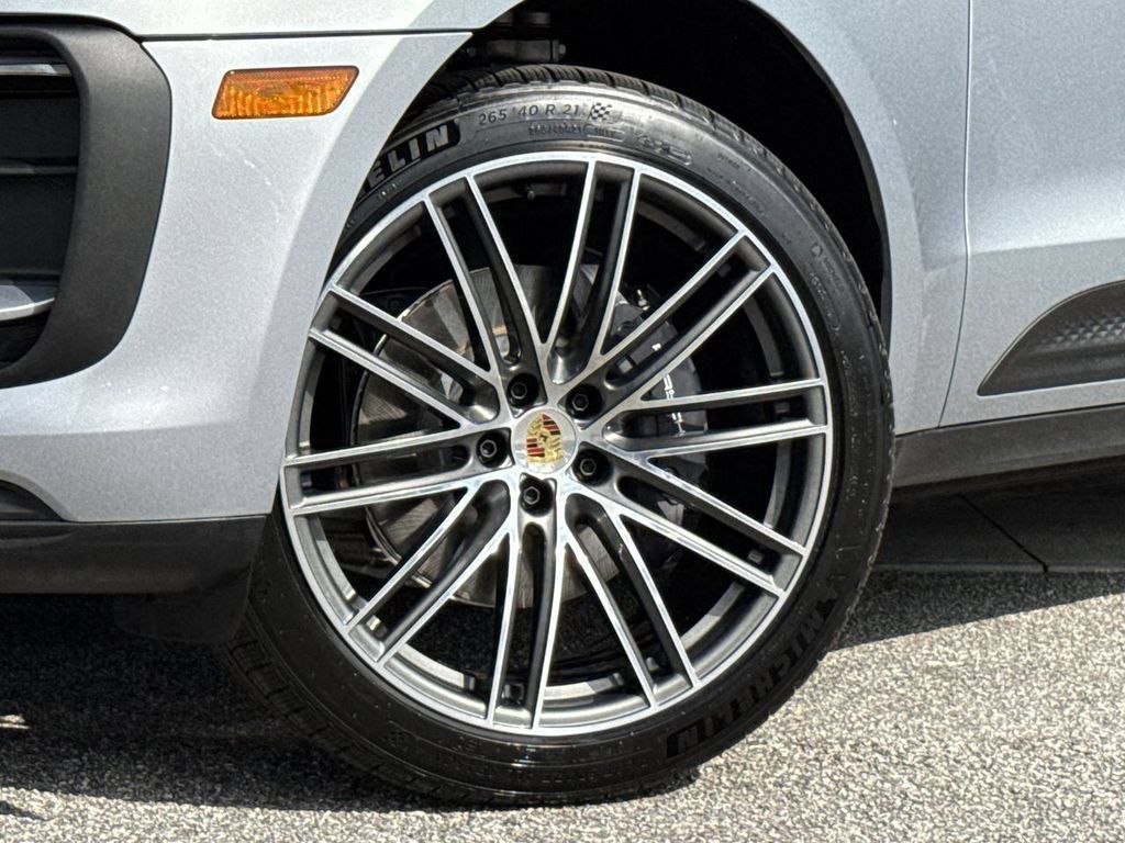 Certified 2026 Porsche Macan AWD/4WD image 6