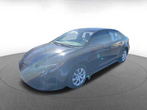 Used 2025 Toyota Corolla LE image 3