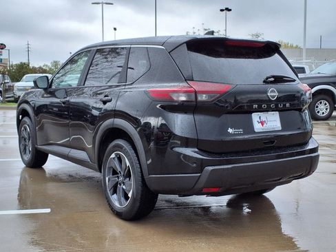 Used 2025 Nissan Rogue SV image 2