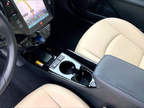Used 2022 Toyota Prius Limited image 15