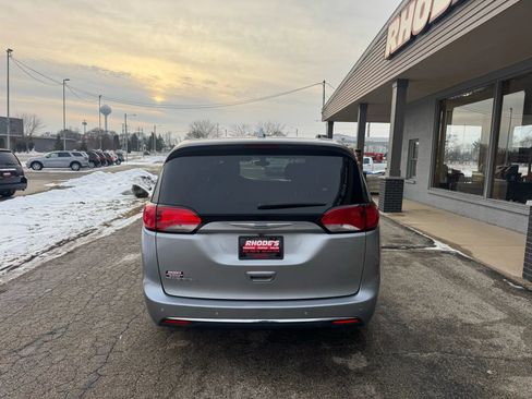 Used 2018 Chrysler Pacifica Touring Plus FWD image 4