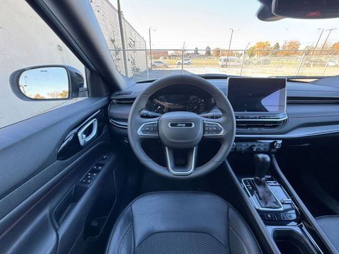 Used 2025 Jeep Compass Trailhawk image 33