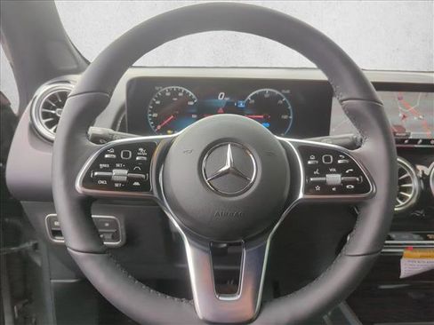 Used 2023 Mercedes-Benz EQB 300 4MATIC image 15