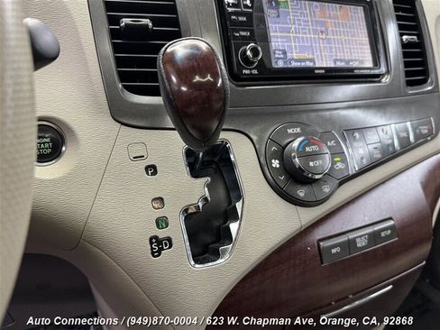 Used 2013 Toyota Sienna XLE image 19