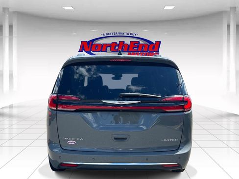Used 2023 Chrysler Pacifica Limited FWD image 4