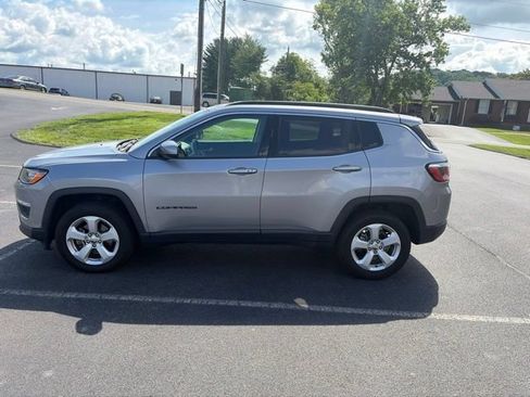 Used 2018 Jeep Compass Latitude w/ Popular Equipment Group AWD/4WD image 2