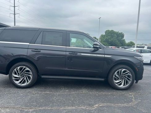 New 2026 Lincoln Navigator Premiere AWD/4WD image 3